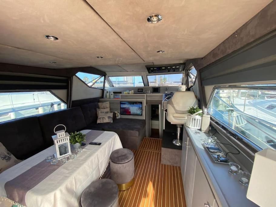 Barco Muy Romantico Con Parking! Sant Adria de Besos Luaran gambar
